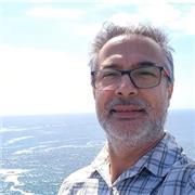 Profesor de Historia y Geografía dicta clases a alumnos de enseñanza basica y media